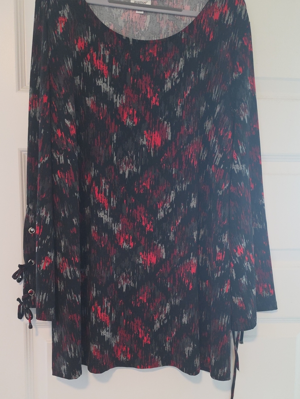 Avenue Black A-Line Top with Red and Gray Abstract Print 22/24